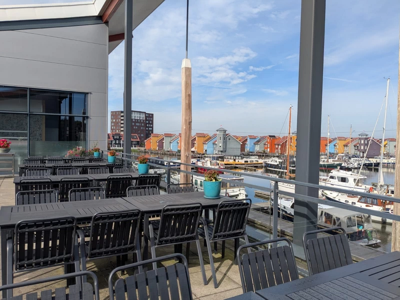 Hét best bewaarde geheim van Taste and Flavor… ☀️⛵Wist je dat wij een schitterend terras direct aan het water hebben? Met uitzicht over de haven en de iconische gekleurde huizen is dit de ultieme plek voor een drankje, borrel of diner in de buitenlucht. Kom heerlijk tot rust aan het water en ervaar Taste and Flavor buiten. Kom gezellig langs of reserveer vooraf!